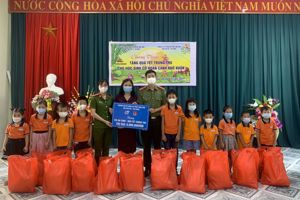 Các em học sinh có hoàn hoàn cảnh khó khăn; mắc bệnh hiểm nghèo đón nhận một Tết Trung thu đặc biệt