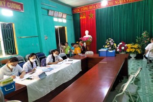 Tổ chức khám sức khỏe định kỳ đầu năm học cho học sinh ở trường PTDTBT TH xã Thanh Long