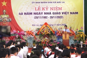 ĐỒNG CHÍ NGUYỄN VĂN TRƯỜNG, TỈNH ỦY VIÊN, BÍ THƯ HUYỆN ỦY DỰ TẶNG HOA CHÚC MỪNG NGÀY NHÀ GIÁO VIỆT NAM 20/11 TẠI CỤM TRƯỜNG XÃ BẮC LA