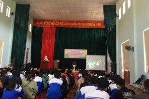 Hoạt động Học tập và trải nghiệm đường biên, cột mốc của Đoàn CBGV HS Trường PTDTBT THCS xã Thanh Long tại Na Hình.
